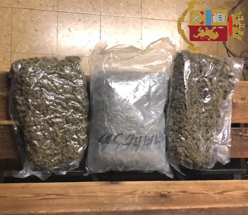 Scambiato per ladro, viene comunque arrestato: nel borsone nascondeva oltre 3 kg di droga
