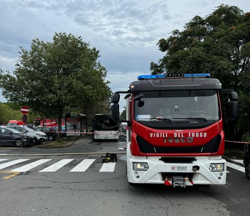 Autobus della linea 43 va a fuoco di fronte all'ospedale San Luigi Autobus della linea 43 va a fuoco di fronte all'ospedale San Luigi
