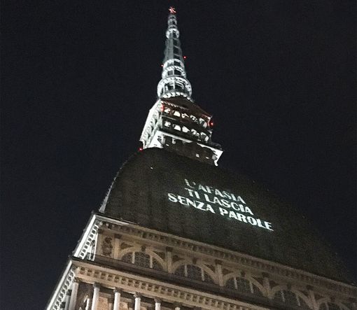 Nel week end la Mole grazie a IREN si illuminerà con la scritta “L’Afasia ti lascia senza parole” Nel week end la Mole grazie a IREN si illuminerà con la scritta “L’Afasia ti lascia senza parole”