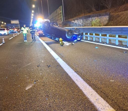Incidente sull’A5 tra Quincinetto e Ivrea: due mezzi coinvolti, uno si ribalta Incidente sull’A5 tra Quincinetto e Ivrea: due mezzi coinvolti, uno si ribalta