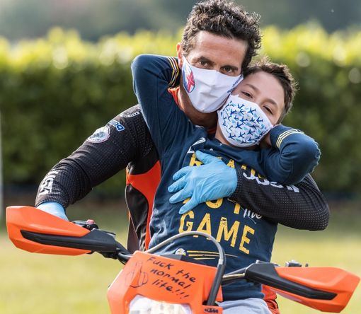 Il motocross freestyle e la mototerapia di Vanni Oddera sbarcano alla fattoria del gelato per sostenere l'Ugi Il motocross freestyle e la mototerapia di Vanni Oddera sbarcano alla fattoria del gelato per sostenere l'Ugi