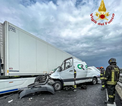 Vigili del fuoco in azione sull'autostrada A32 Vigili del fuoco in azione sull'autostrada A32