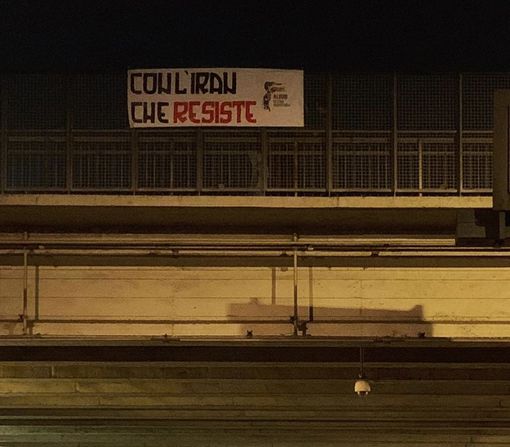 I militanti di Aliud affiggono uno striscione di solidarietà all'Iran sul cavalcavia di corso Regina Margherita