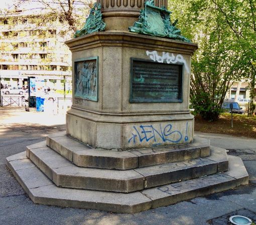 Statua di Massimo d'Azeglio imbratta dai graffiti, Di Vinadio: &quot;Non un bel biglietto da visita per Eurovision&quot;