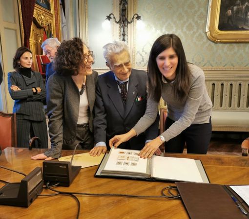 Bruno Segre dona alla Città di Torino la sua collezione filatelica: vale 600.000 euro