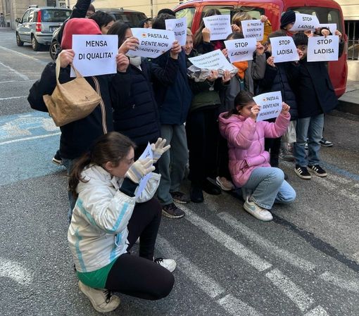 Genitori e bimbi della primaria D'Azeglio mangiano in strada per protesta Genitori e bimbi della primaria D'Azeglio mangiano in strada per protesta
