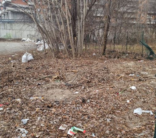 Immagini di degrado e rifiuti abbandonati in via Orvieto Immagini di degrado e rifiuti abbandonati in via Orvieto