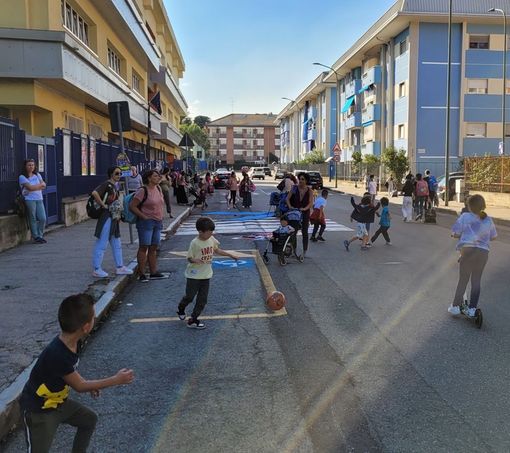 "Prolungate lo stop totale alle auto davanti alla scuola elementare Dewey"
