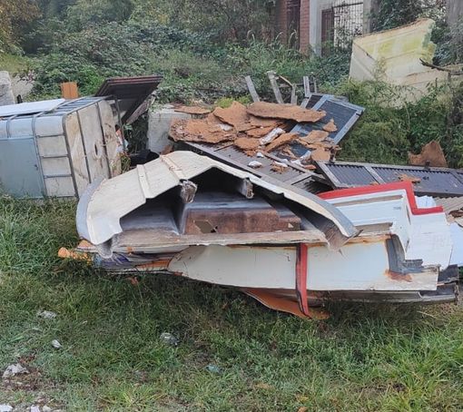 Parco Arrivore, spunta persino una barchetta tra i rifiuti