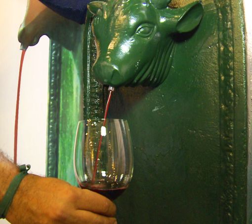 Un Toret da cui sgorga vino attraversa la città