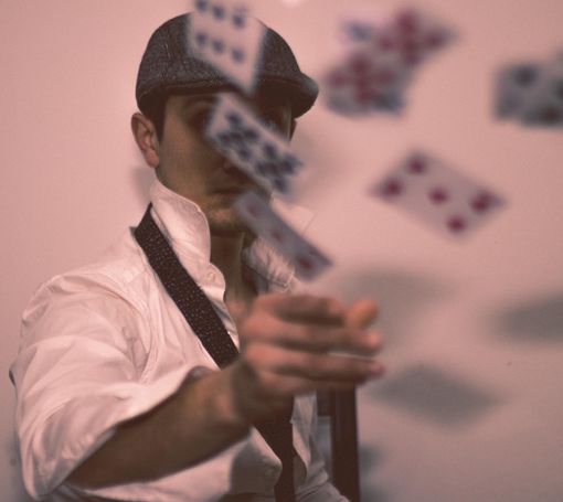 "Rimescolare le carte" - scatto di Adrian Asavetei (Instagram: adry_style_ph) "Rimescolare le carte" - scatto di Adrian Asavetei (Instagram: adry_style_ph)