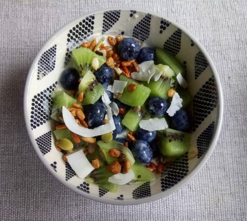Mercoledì Veg: oggi prepariamo la coppa detox con kiwi, fiocchi d'avena, mirtilli e scaglie di cocco Mercoledì Veg: oggi prepariamo la coppa detox con kiwi, fiocchi d'avena, mirtilli e scaglie di cocco