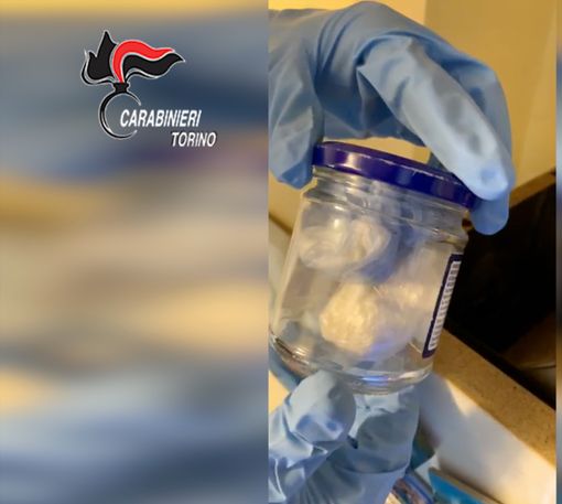 Cocaina purissima in casa pronta per lo spaccio: arrestato a Rivarolo Canavese [FOTO E VIDEO]