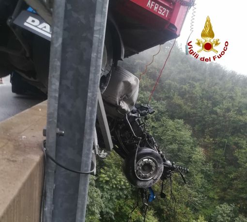 Camion sbatte contro il guardrail sulla A6: autostrada chiusa tra Altare e Savona