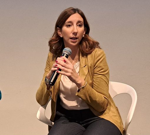 Giulia Tancredi mentre parla seduta Giulia Tancredi mentre parla seduta