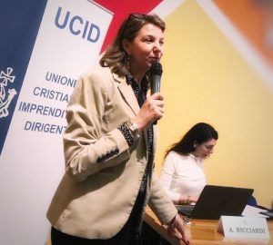 Donna che parla al microfono