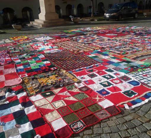 Le coperte della solidarietà per i senza fissa dimora aiutano anche i servizi sociali di Bricherasio Le coperte della solidarietà per i senza fissa dimora aiutano anche i servizi sociali di Bricherasio