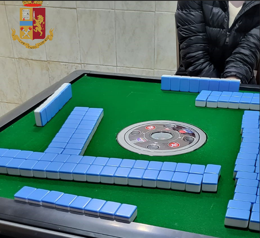 scene di gioco d'azzardo su tavolo verde