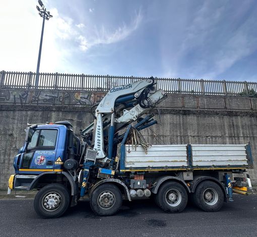 Mezzo pesante sbaglia la manovra e si stacca la gru: traffico in tilt sulla tangenziale