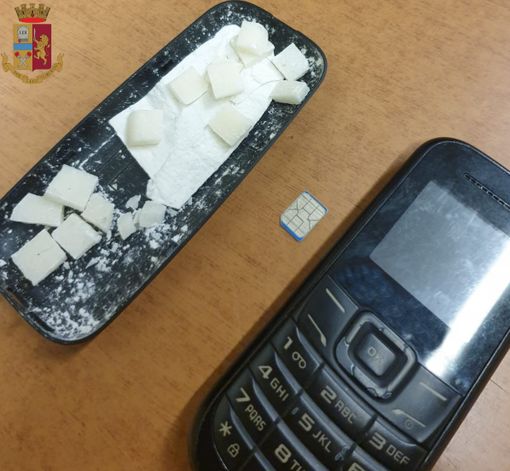 Batteria del cellulare con droga nascosta all'interno