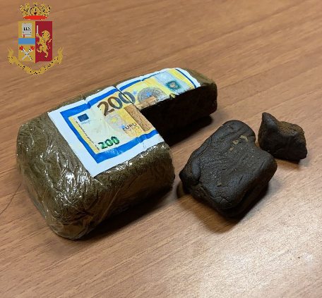 Il panetto di hashish sequestrato dalla polizia