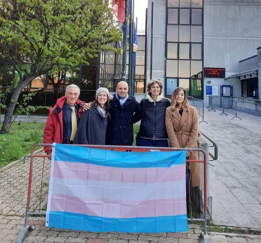 Transgender Day of Remembrance: la bandiera esposta nella sede della Circoscrizione 8