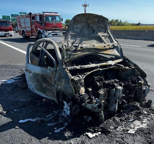 Auto va a fuoco sulla tangenziale sud: lunghi momenti di paura Auto va a fuoco sulla tangenziale sud: lunghi momenti di paura