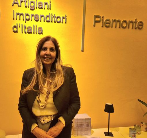 Donna in piedi su sfondo di parete gialla Donna in piedi su sfondo di parete gialla