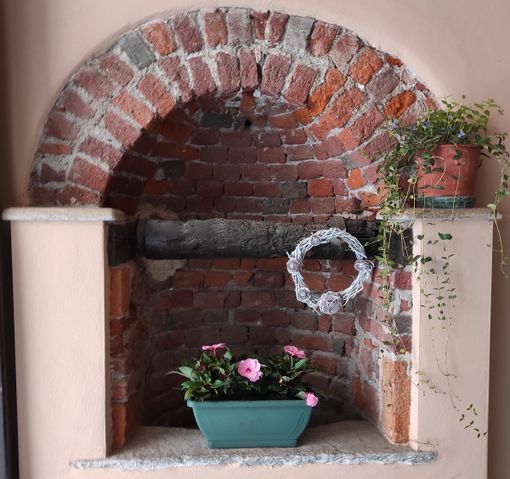 Uno degli allestimenti che ha vinto il concorso 'Centro storico in fiore' di Pinerolo Uno degli allestimenti che ha vinto il concorso 'Centro storico in fiore' di Pinerolo