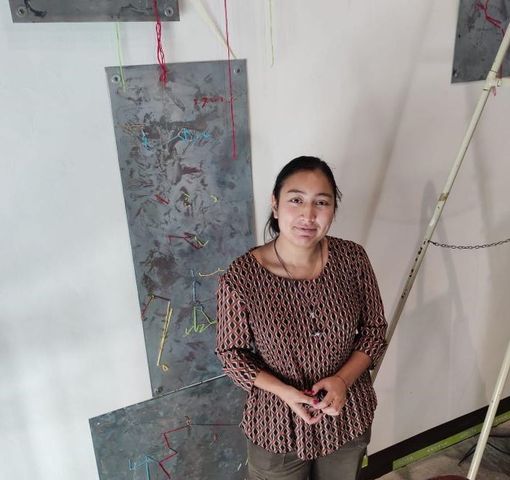 Thanchanok Belforte mentre allestisce la sua opera Thanchanok Belforte mentre allestisce la sua opera