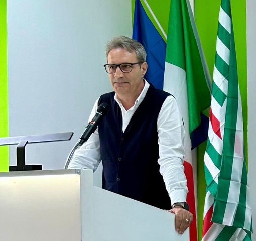 Persona in piedi che parla dal palco Persona in piedi che parla dal palco