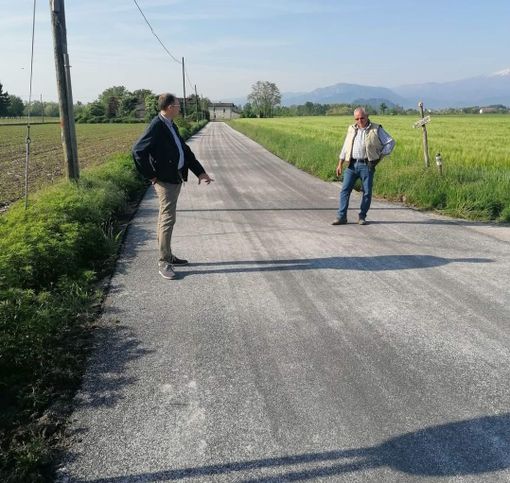 Da sinistra il sindaco di Cavour Sergio Paschetta e l’assessore Marco Peverengo a Castellazzo Da sinistra il sindaco di Cavour Sergio Paschetta e l’assessore Marco Peverengo a Castellazzo