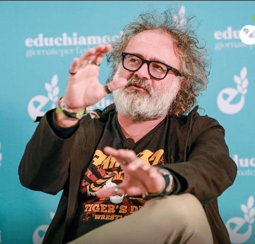 Matteo Saudino insegna filosofia e storia al liceo ‘Gioberti’ di Torino. E' l'ideatore del popolare canale YouTube ‘BarbaSophia’, che conta oltre 310 mila iscritti e 45 milioni di visualizzazioni Matteo Saudino insegna filosofia e storia al liceo ‘Gioberti’ di Torino. E' l'ideatore del popolare canale YouTube ‘BarbaSophia’, che conta oltre 310 mila iscritti e 45 milioni di visualizzazioni