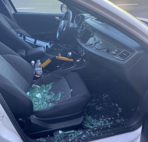 Moncalieri, vandali in azione in corso Trieste: vetri rotti e auto danneggiate Moncalieri, vandali in azione in corso Trieste: vetri rotti e auto danneggiate