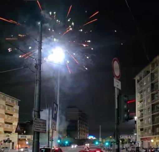 Mezzanotte di fuochi in piazza Carducci, la protesta dei residenti Mezzanotte di fuochi in piazza Carducci, la protesta dei residenti