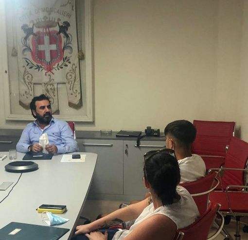 Moncalieri, il sindaco incontra uno dei ragazzi che avevano sradicato una panchina: "E' pentito, i suoi occhi dicevano la verità" Moncalieri, il sindaco incontra uno dei ragazzi che avevano sradicato una panchina: "E' pentito, i suoi occhi dicevano la verità"