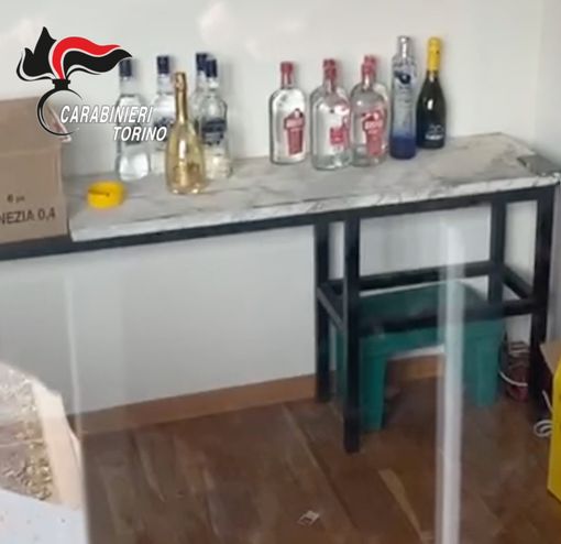 Organizzano una discoteca in via Lanzo: i carabinieri interrompono il party e identificano 16 persone Organizzano una discoteca in via Lanzo: i carabinieri interrompono il party e identificano 16 persone