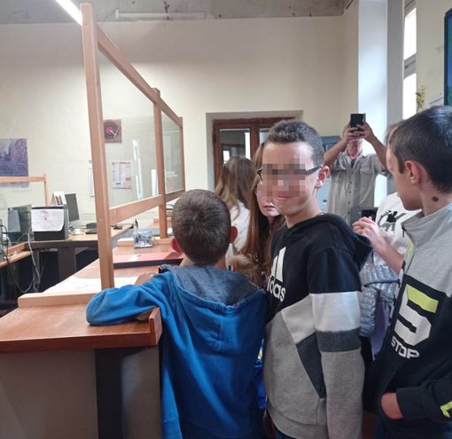 La consegna delle firme in Comune per chiedere il mantenimento dello scuolabus La consegna delle firme in Comune per chiedere il mantenimento dello scuolabus