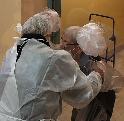 La stanza degli abbracci tra due ricoverati Covid al Santa Croce di Moncalieri