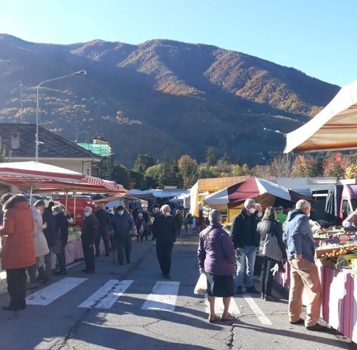 Il mercato domenicale di Perosa Argentina
