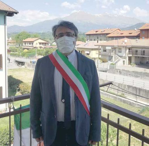 Con la dose avanzata in ospedale vaccinano il sindaco: è polemica a Castellamonte Con la dose avanzata in ospedale vaccinano il sindaco: è polemica a Castellamonte