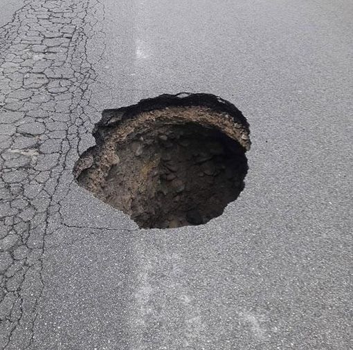 Si apre una voragine, chiusa strada Castello di Mirafiori tra via Artom e via Garrone