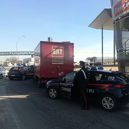 Furti seriali mentre il figlio di due anni attendeva in auto: arrestati (FOTO)