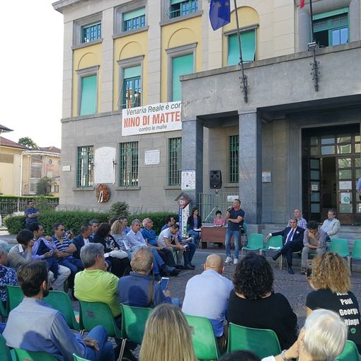 Venaria, la politica nazionale porta il consiglio comunale all'aperto, con la cittadinanza