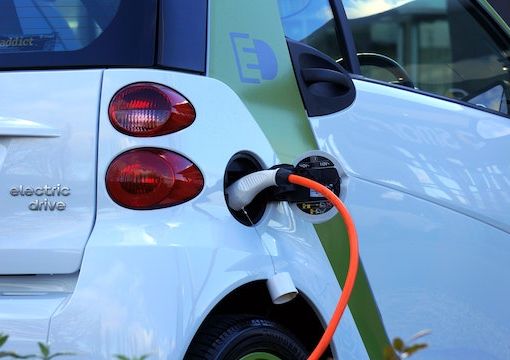 Assicurazione auto elettrica: quanto si risparmia ogni anno?