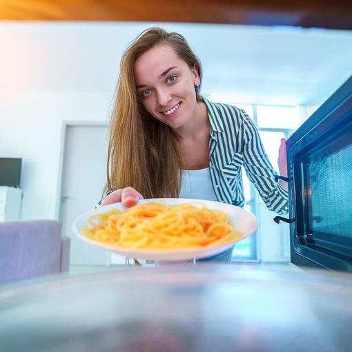 Non solo scongelare e riscaldare i cibi: gli usi del forno a microonde che non ti aspetti