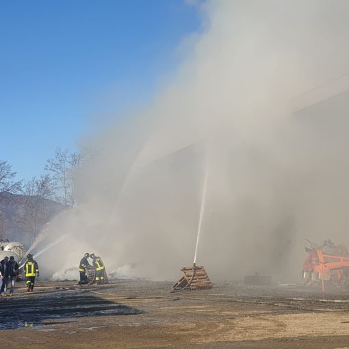 Collegno, incendio a Cascine Serpera: il sindaco ringrazia chi ha lavorato per domare le fiamme
