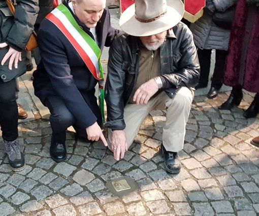 Collegno, sparita la pietra d'inciampo di De Benedetti. Boeti: &quot;La memoria non si ruba&quot; (FOTO)