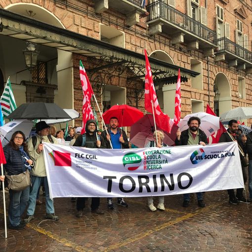 Presidio di solidarietà sotto la pioggia per la docente che era stata sospesa a Palermo [FOTO]