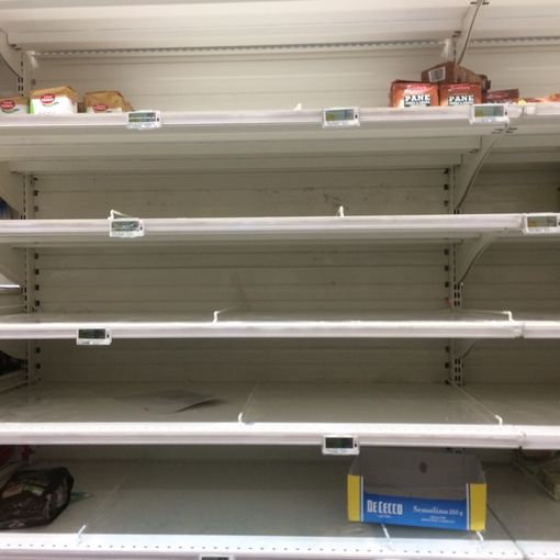 Coronavirus, scaffali vuoti anche nei supermercati di Collegno e Rivoli [FOTO]